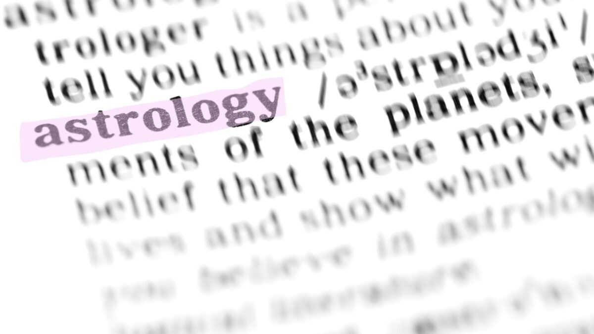 Astro Goldの英語メニューに登場するキーワード「astrology」が辞書形式で強調されているイメージ画像