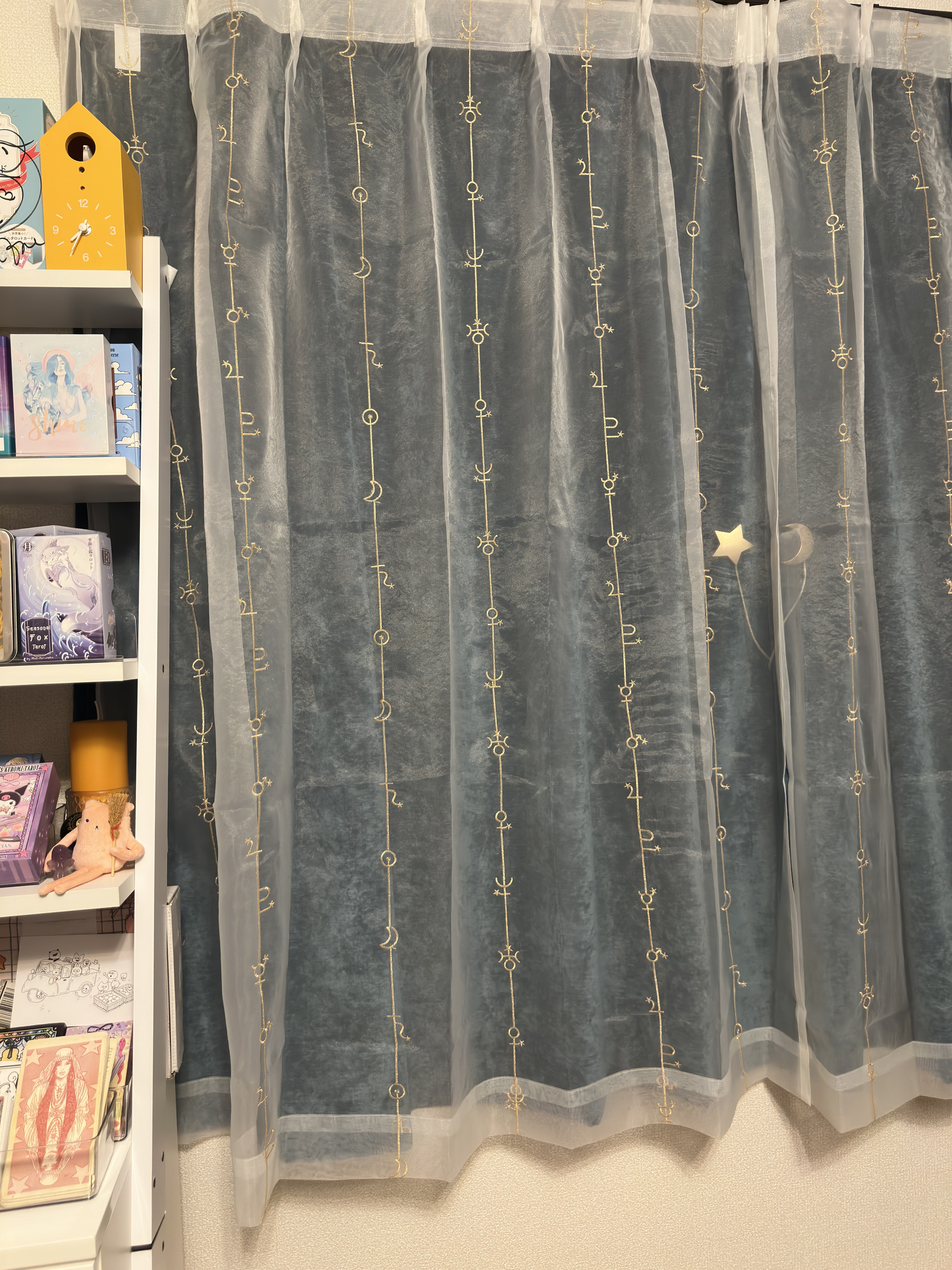 占い師えむまるの鑑定部屋のカーテン。グリーンのベルベットに、天体記号の刺繍があしらわれたレース。
