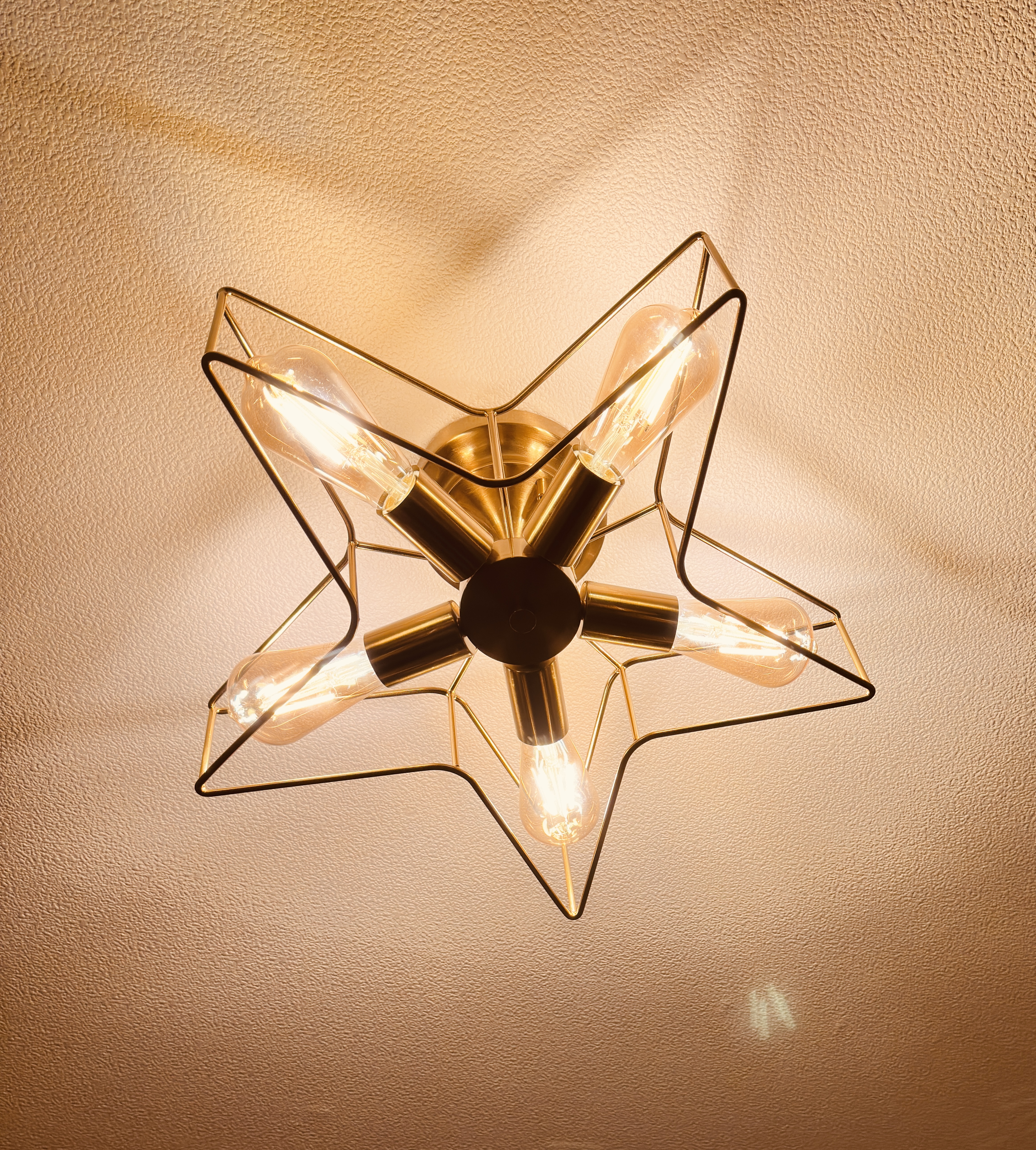 占い師えむまるの鑑定部屋のシーリングライト。星型で５個の電球が暖色で点灯している。