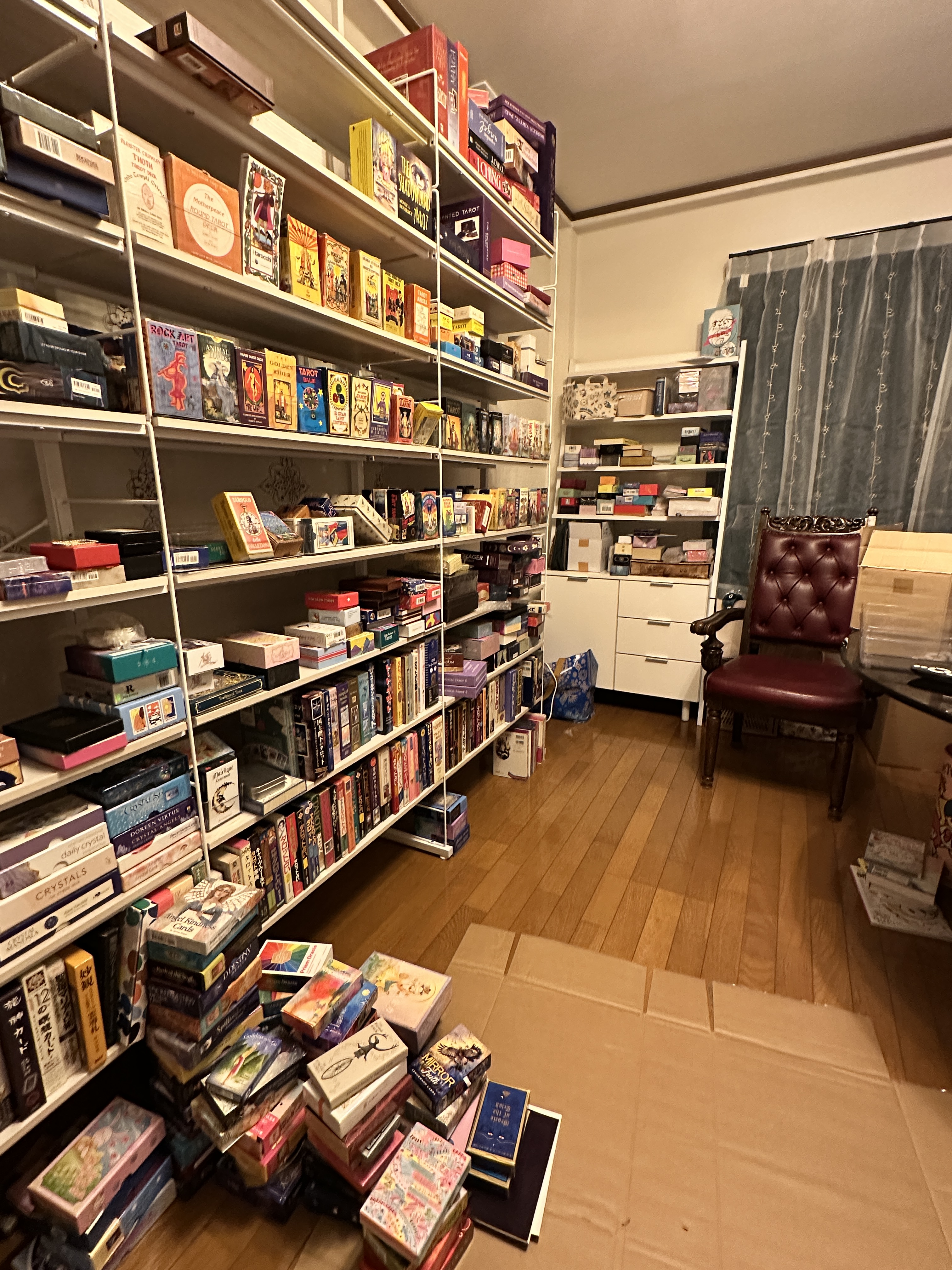 移転準備中の鑑定部屋で、タロットカードを棚へ移している様子