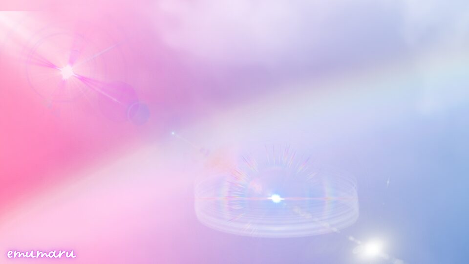淡いピンクとブルーの背景に光が繋がる、人生への希望と未来を表すイラスト。左下に占い師えむまる.のサイン入り