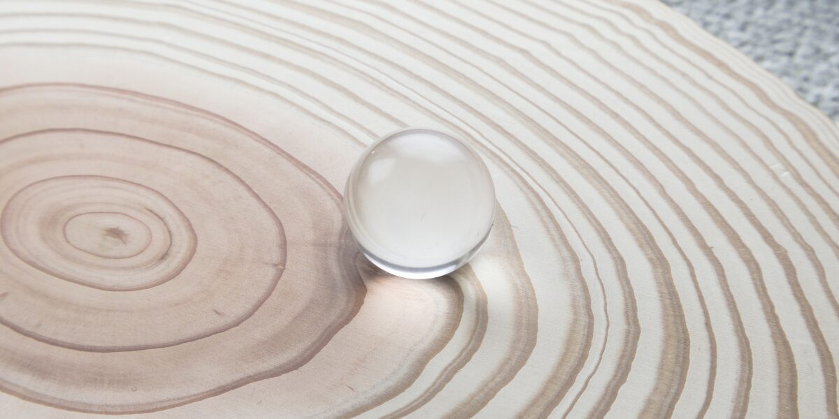 木のプレートの上に水晶玉が置いてある