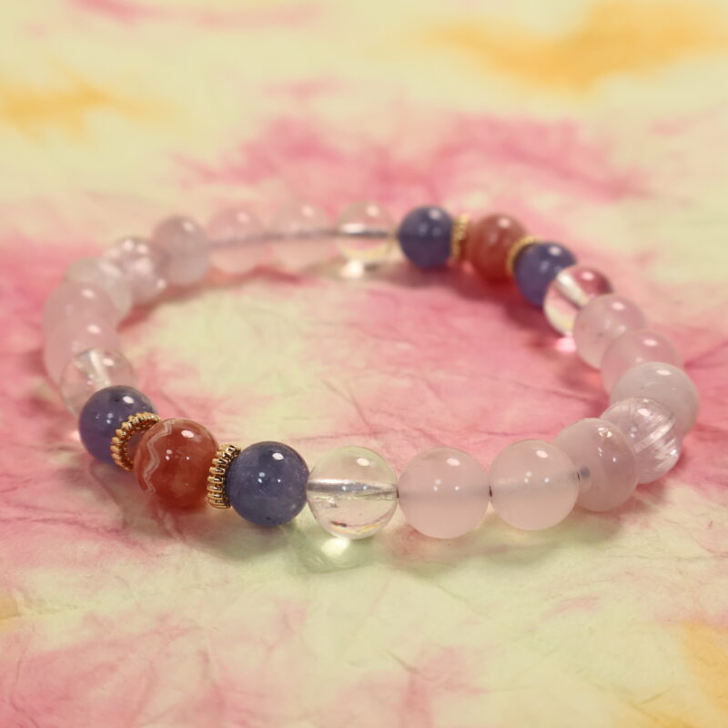 yadorigi-stone-bracelet-kokoiro-0010-main-01_alt 「やどりぎstone」のデザインブレスレット『心彩ブレス-ここいろ-』(KO-0010)の全体写真(ピンク・イエロー系の和紙背景)。(インカローズ(ロードクロサイト)、タンザナイト、トパーズ、ローズクォーツなどを使用)