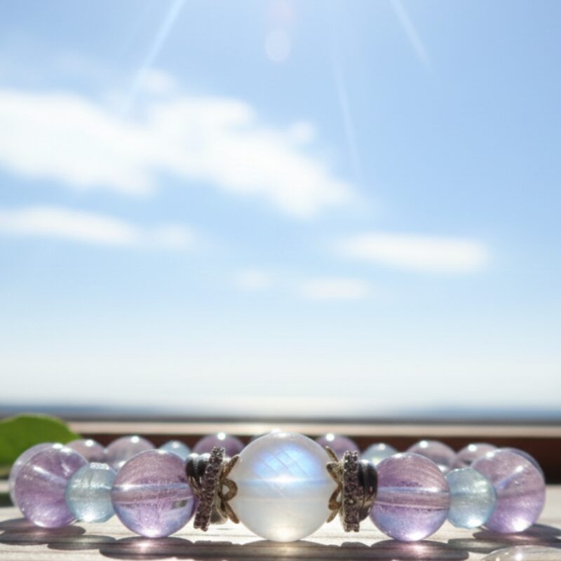青空と太陽の光の下で輝く天然石デザインブレスレット