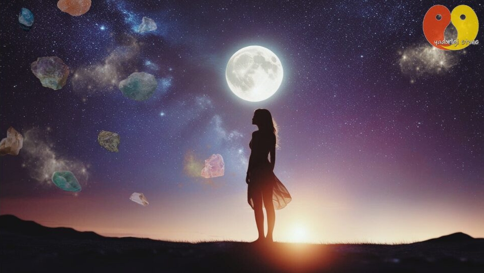 大きな満月と満天の星空を背景に、宙に浮かぶ複数の天然石の原石を見上げる女性のシルエット