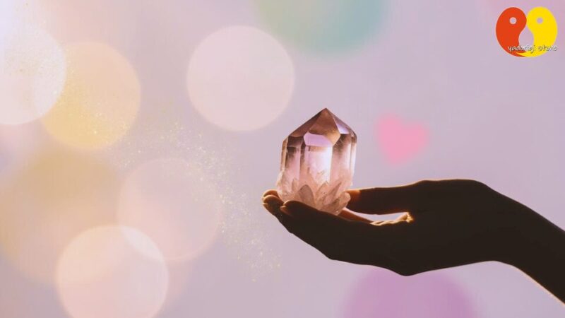 透明な天然石を大切に持っている